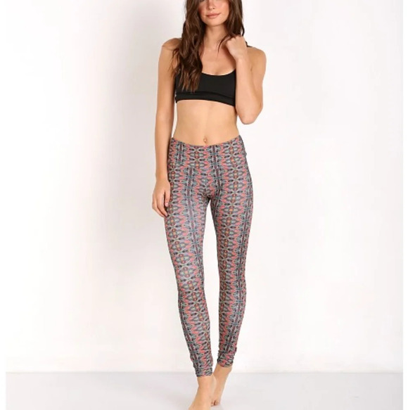 Onzie Tuxedo Balinese Cropped Leggings - Picture 7 of 8